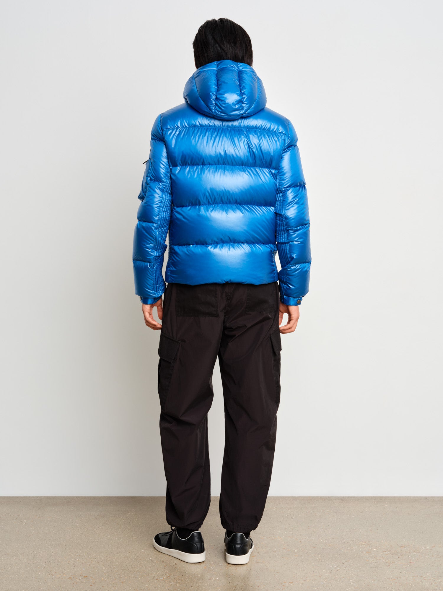 モデル身長187cm、着用サイズ3、着用カラーBLUE