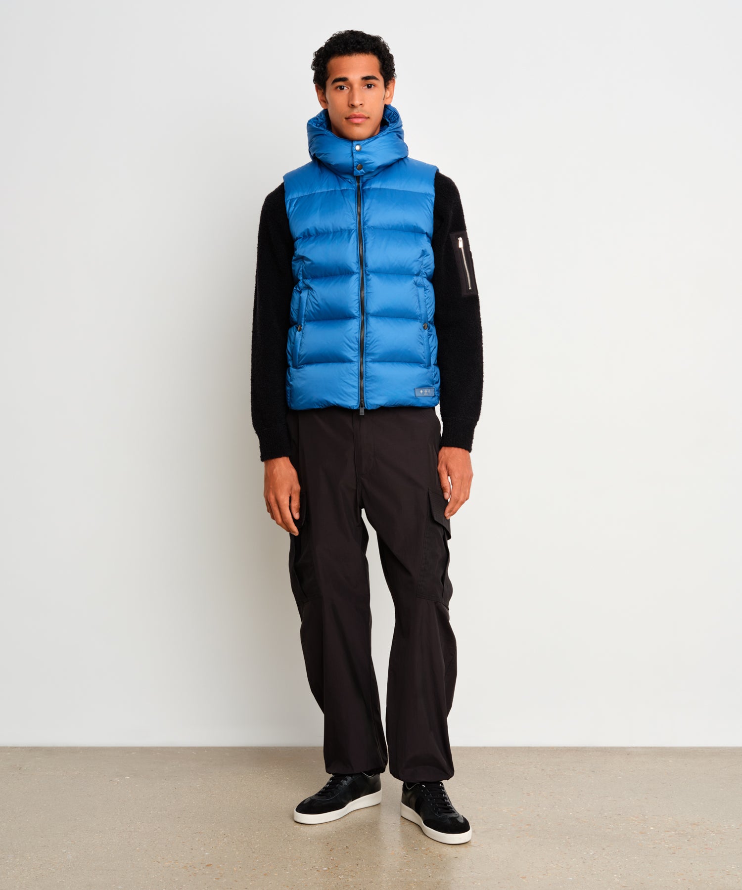 モデル身長187cm、着用サイズ3、着用カラーBLUE