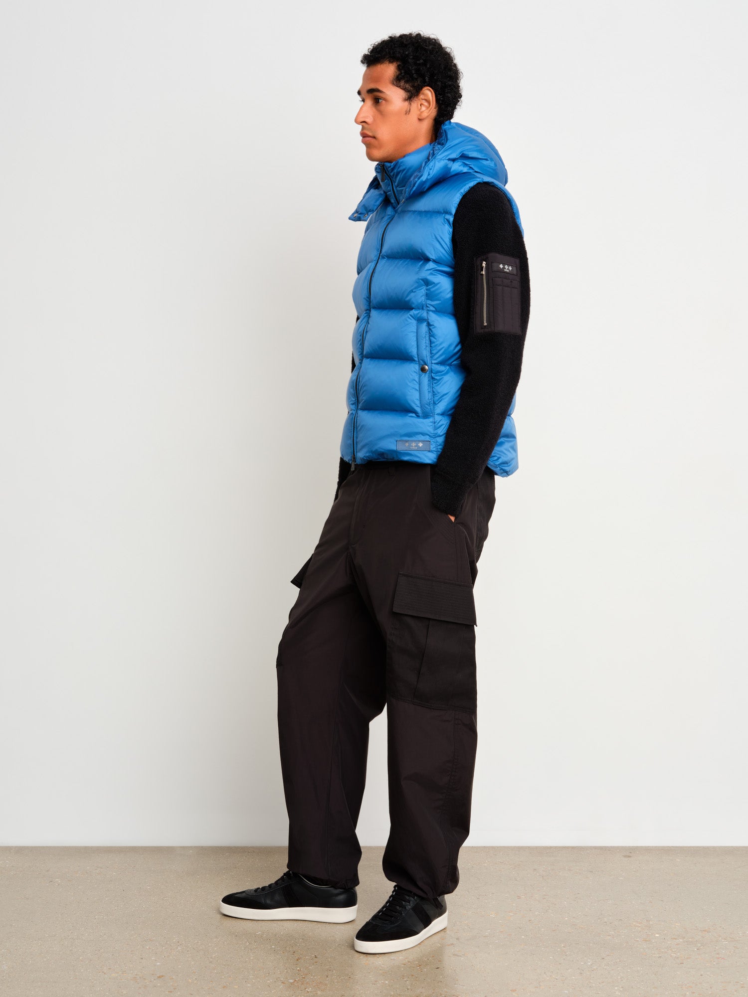 モデル身長187cm、着用サイズ3、着用カラーBLUE