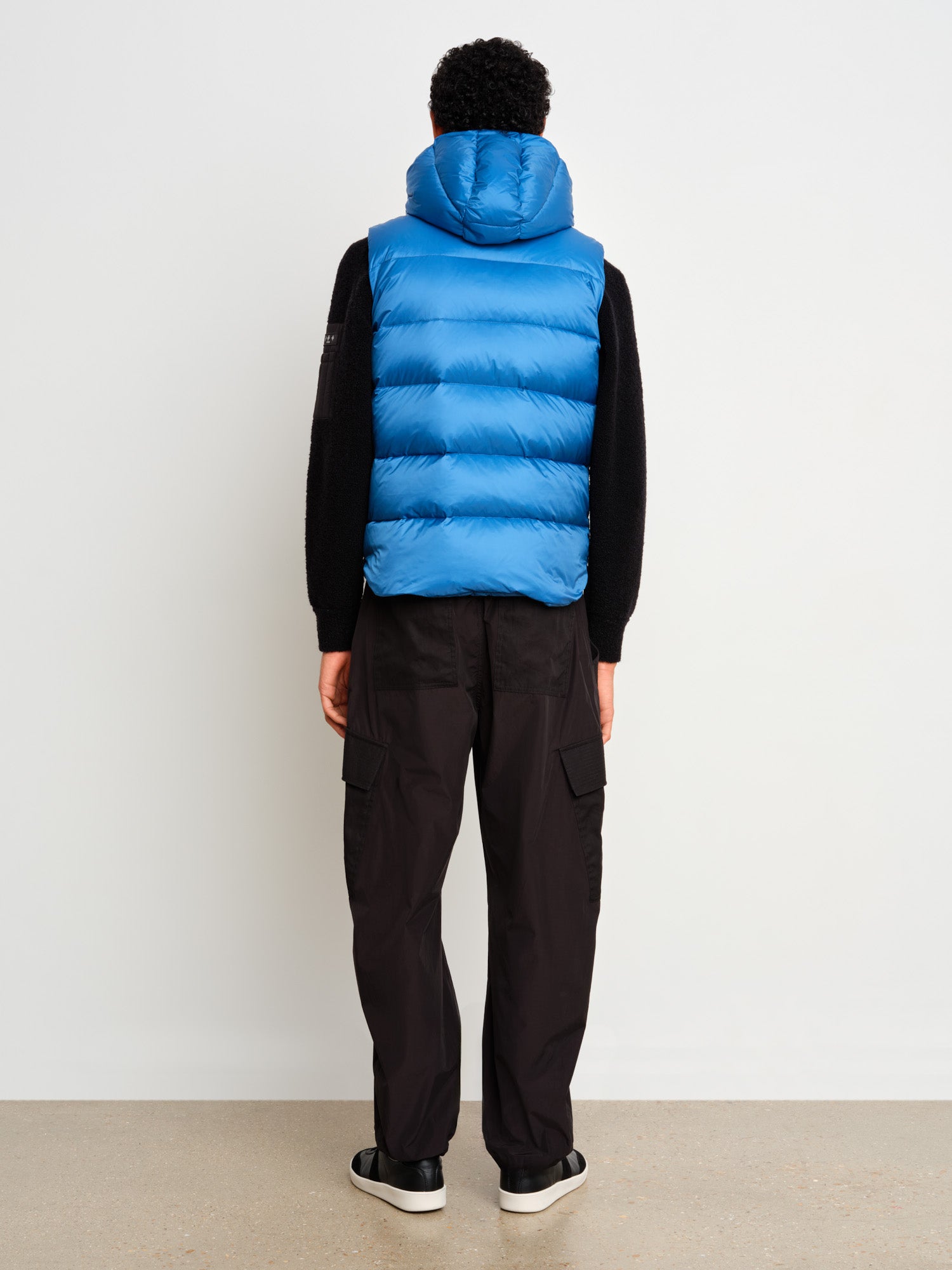 モデル身長187cm、着用サイズ3、着用カラーBLUE