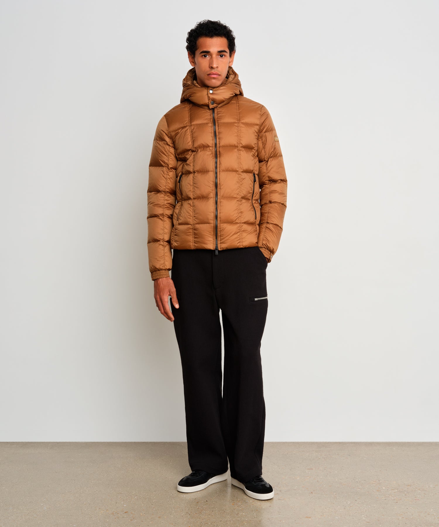 モデル身長187cm、着用サイズ3、着用カラーCAMEL