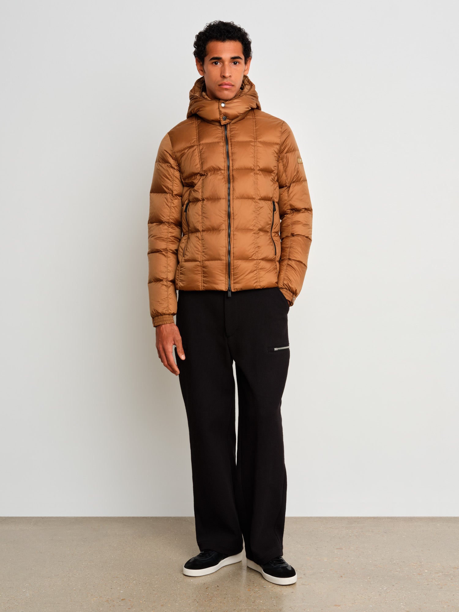 モデル身長187cm、着用サイズ3、着用カラーCAMEL