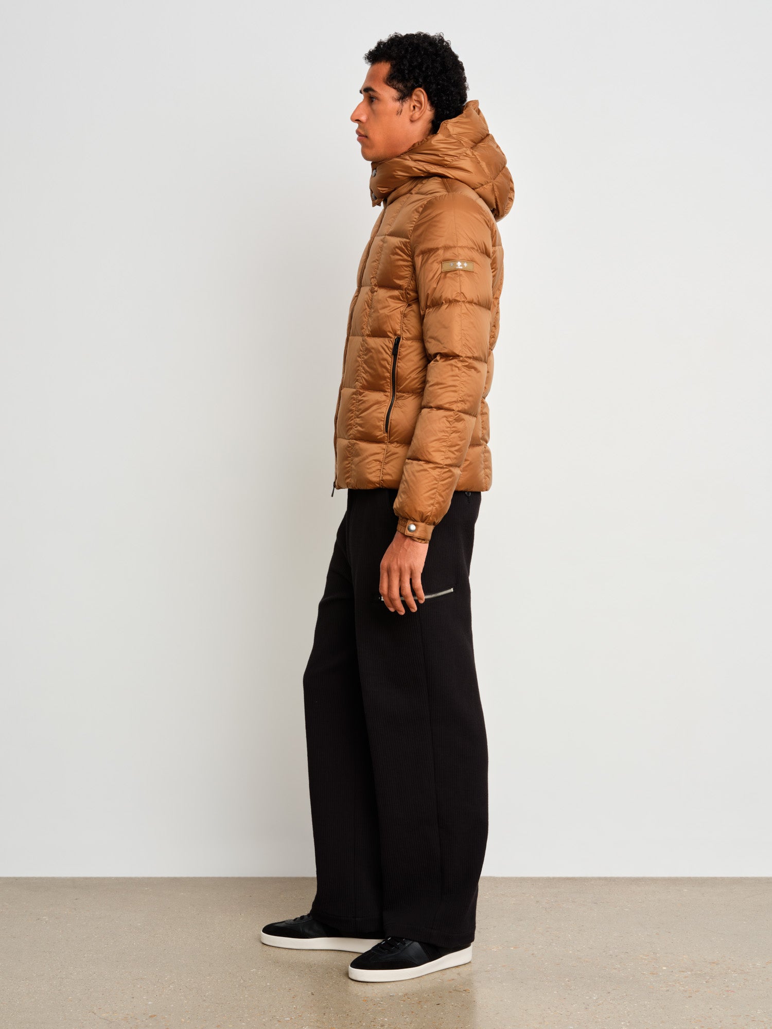 モデル身長187cm、着用サイズ3、着用カラーCAMEL