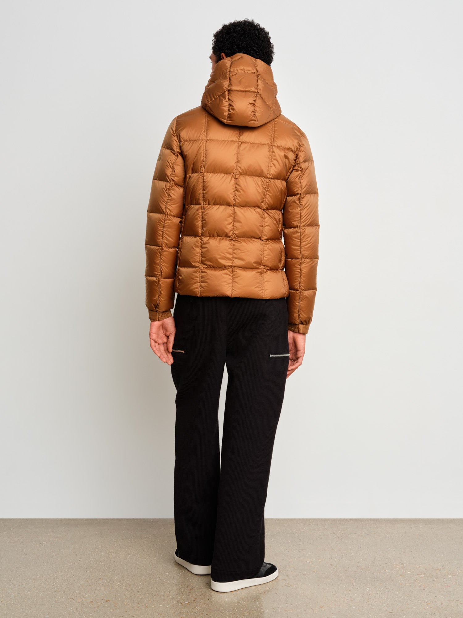 モデル身長187cm、着用サイズ3、着用カラーCAMEL