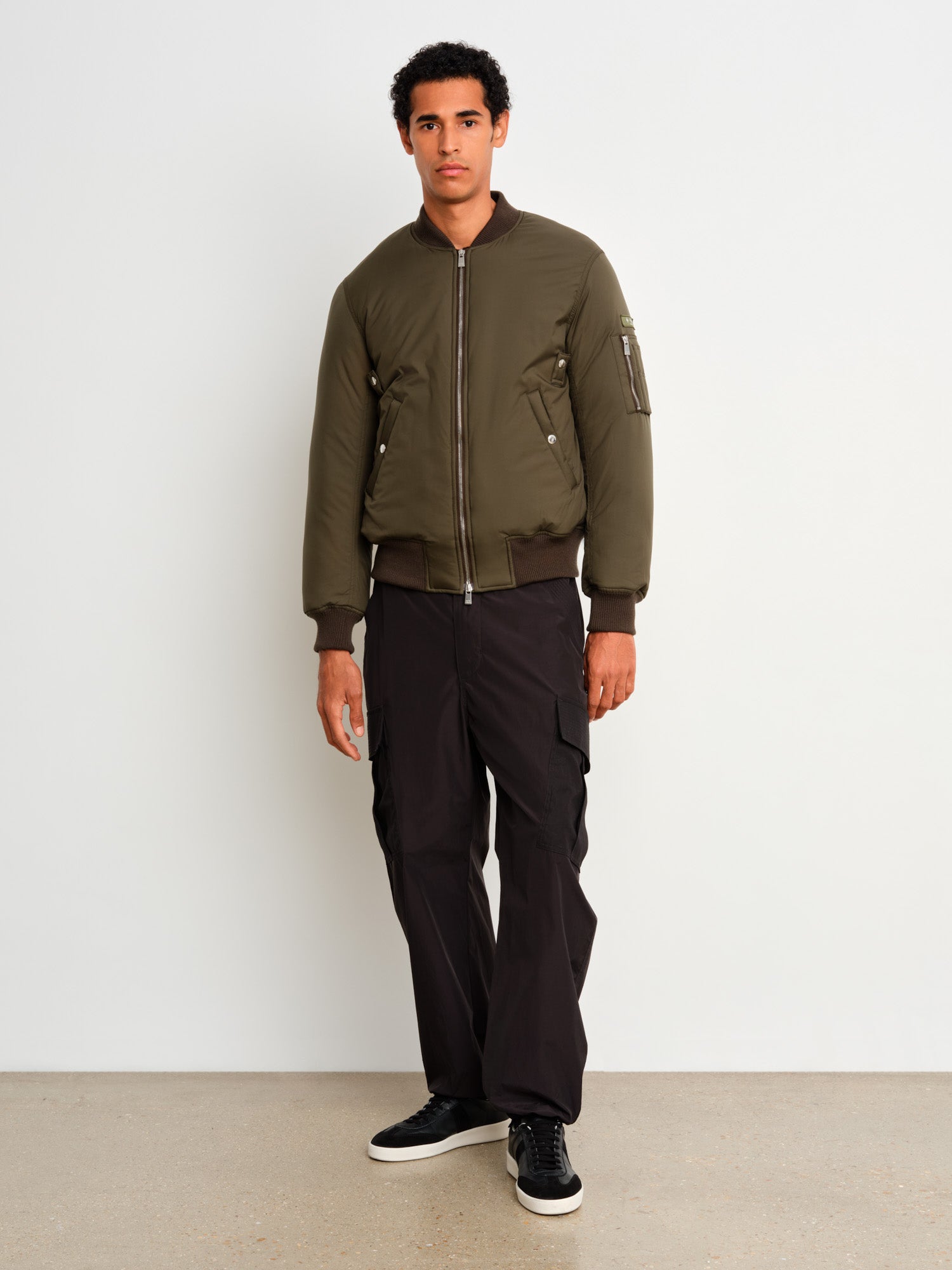 モデル身長187cm、着用サイズ3、着用カラーKHAKI