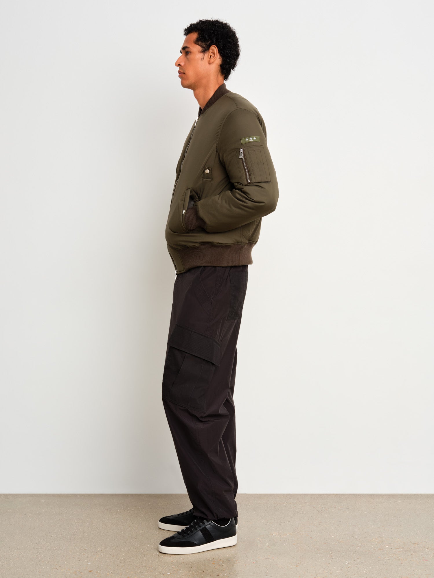 モデル身長187cm、着用サイズ3、着用カラーKHAKI