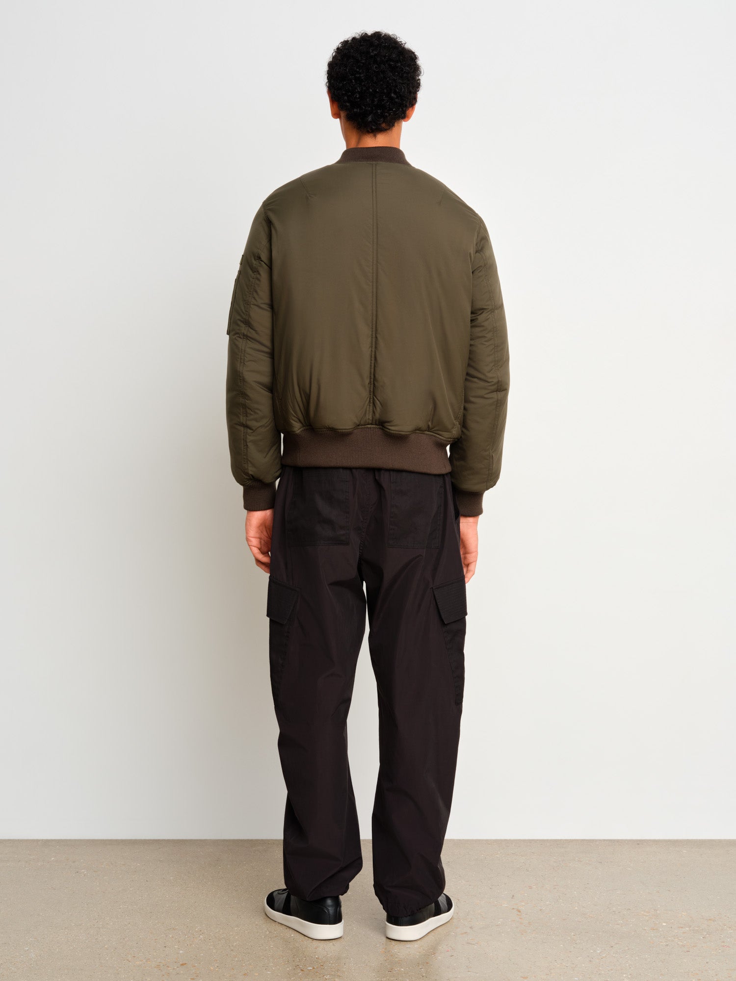 モデル身長187cm、着用サイズ3、着用カラーKHAKI