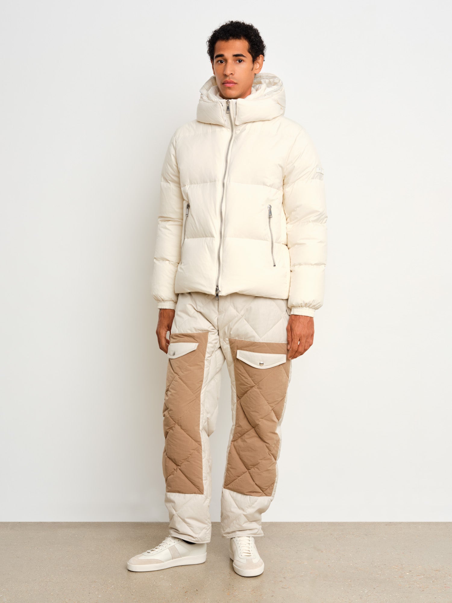 モデル身長187cm、着用サイズ3、着用カラーIVORY