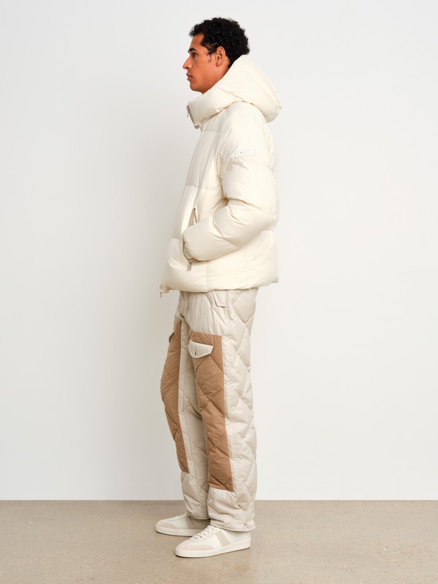 モデル身長187cm、着用サイズ3、着用カラーIVORY