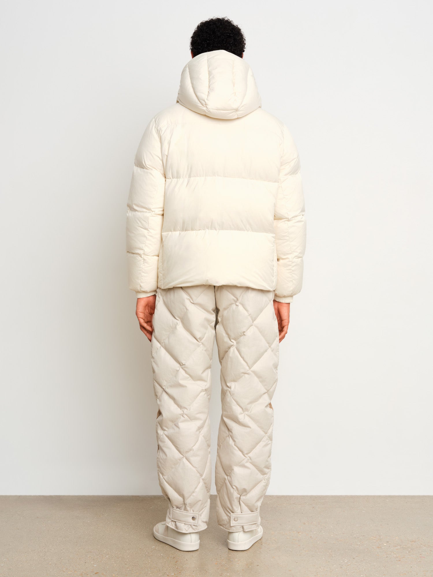 モデル身長187cm、着用サイズ3、着用カラーIVORY