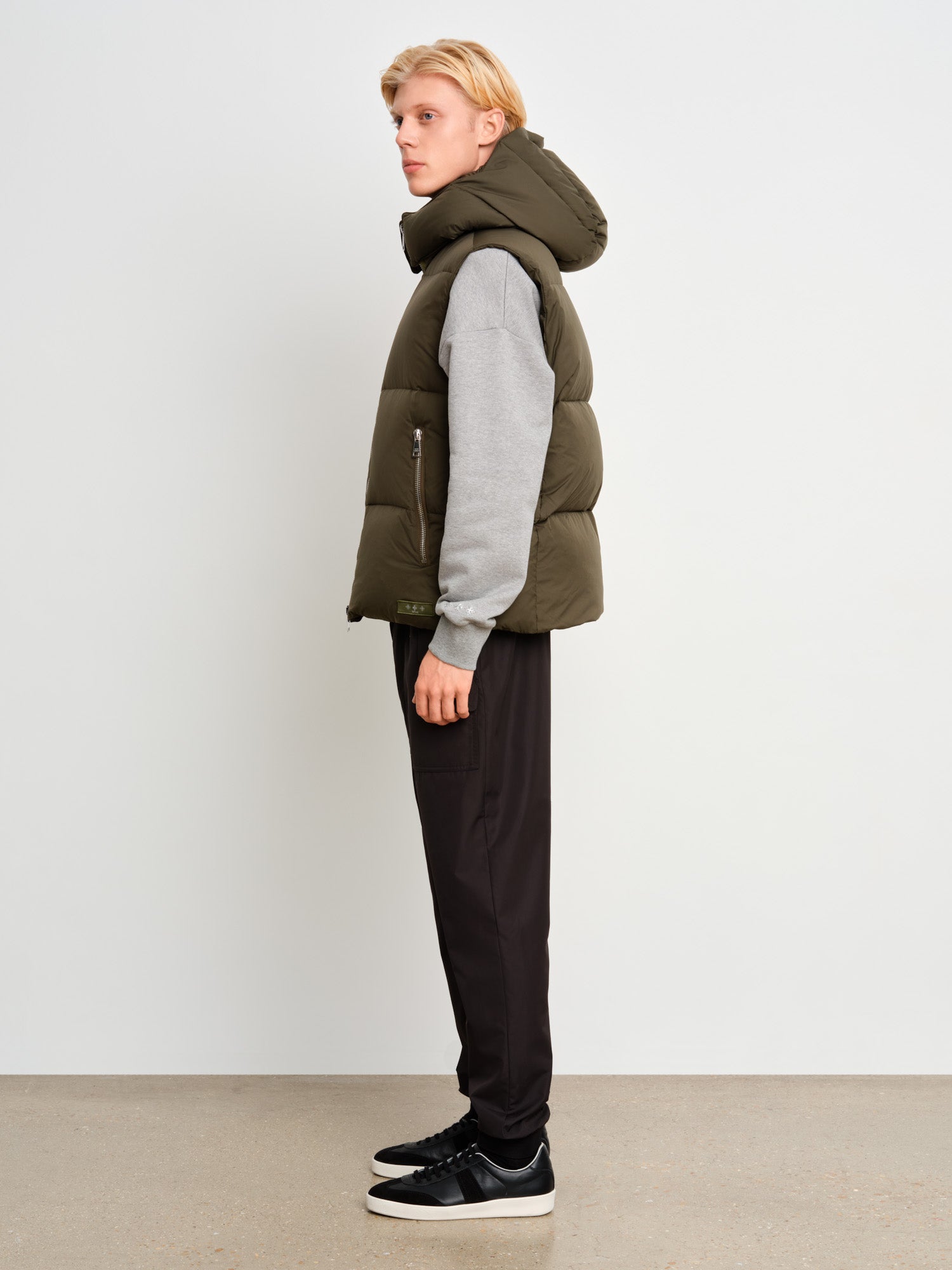 モデル身長187cm、着用サイズ3、着用カラーKHAKI