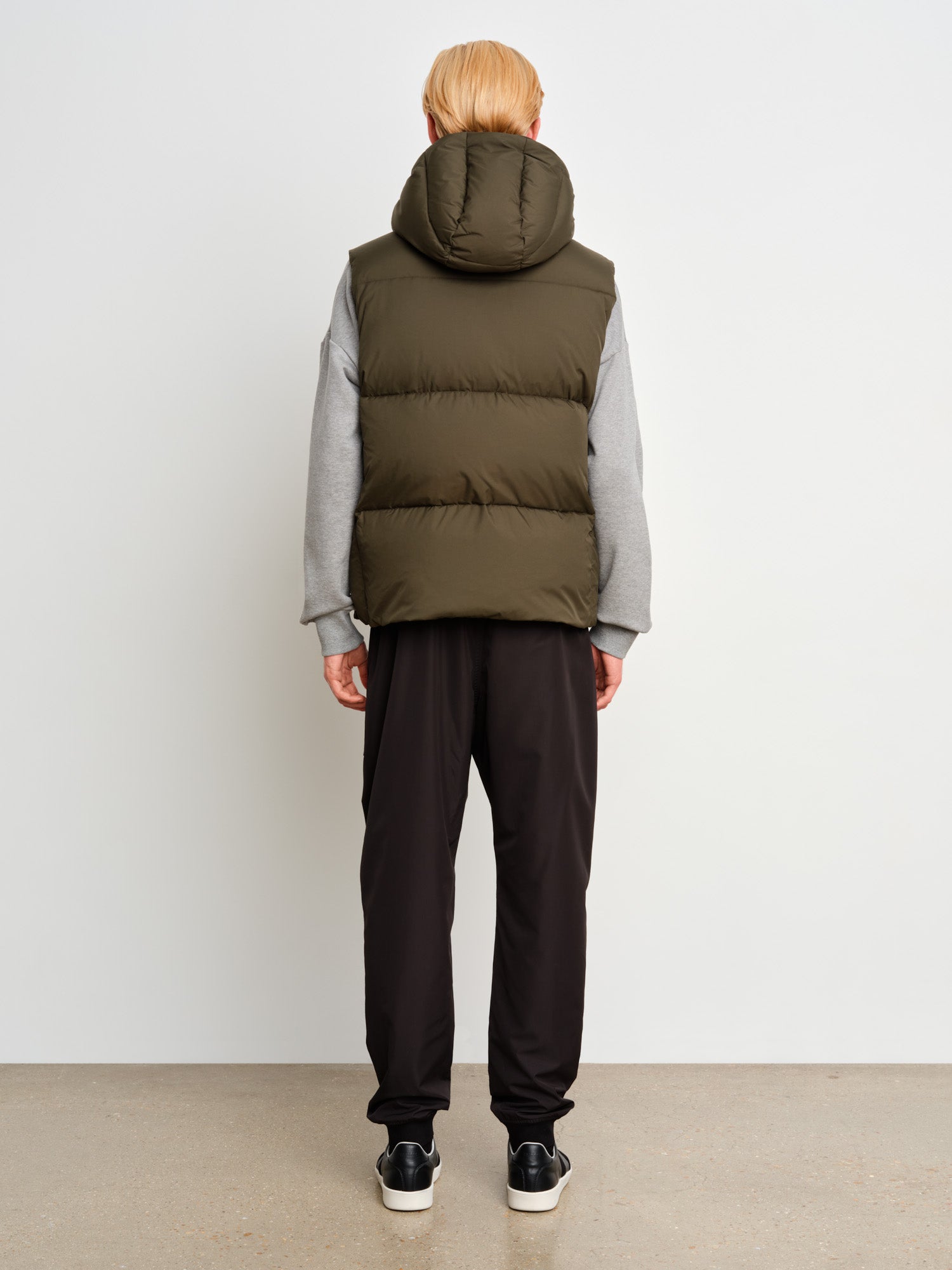 モデル身長187cm、着用サイズ3、着用カラーKHAKI