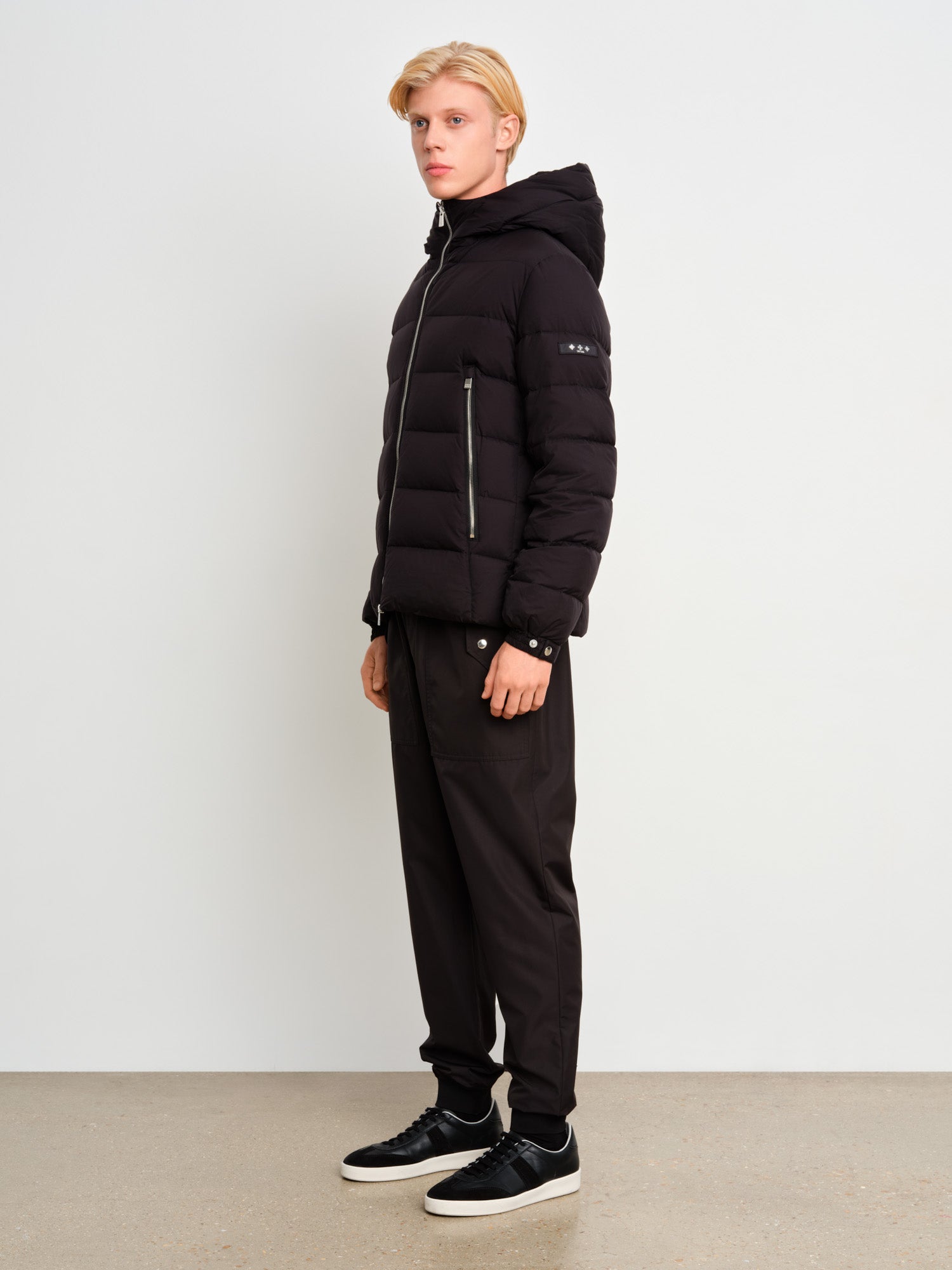 モデル身長187cm、着用サイズ3、着用カラーBLACK