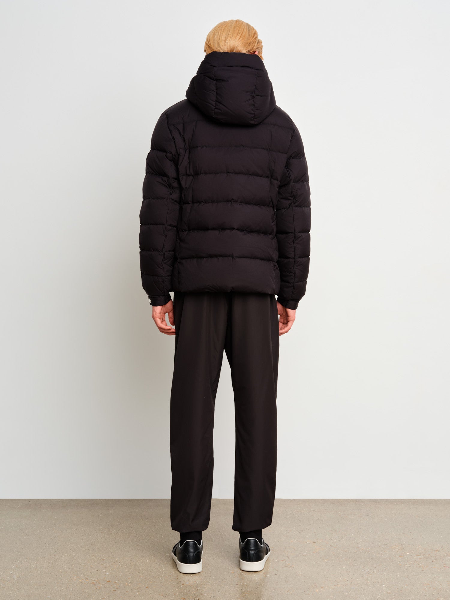 モデル身長187cm、着用サイズ3、着用カラーBLACK