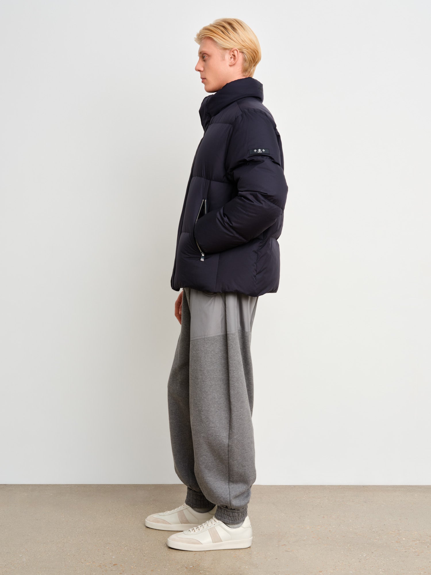 モデル身長187cm、着用サイズ3、着用カラーNAVY