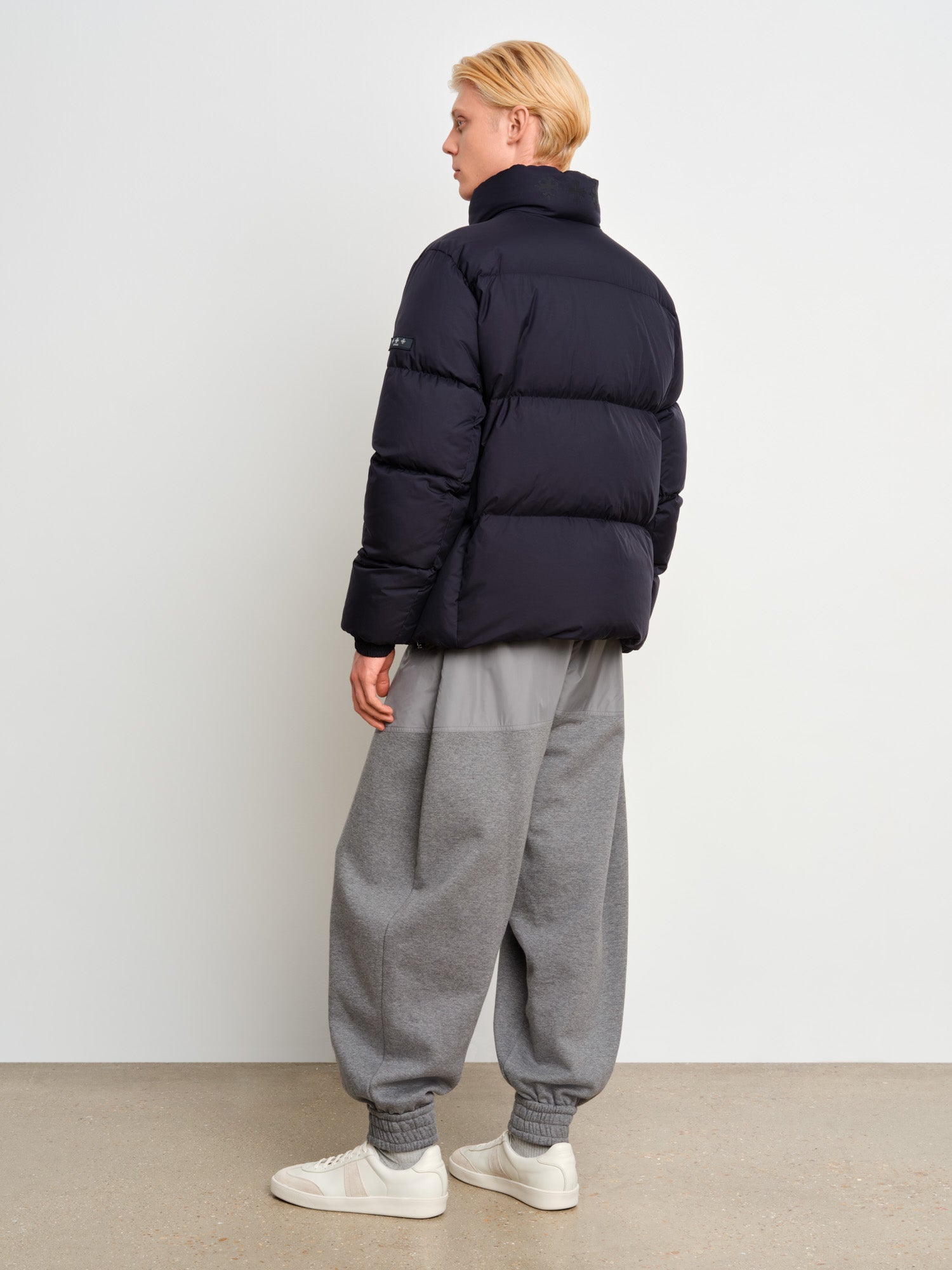 モデル身長187cm、着用サイズ3、着用カラーNAVY