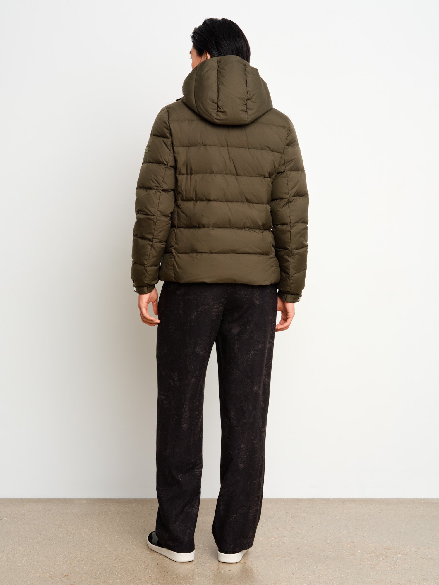 モデル身長187cm、着用サイズ3、着用カラーKHAKI