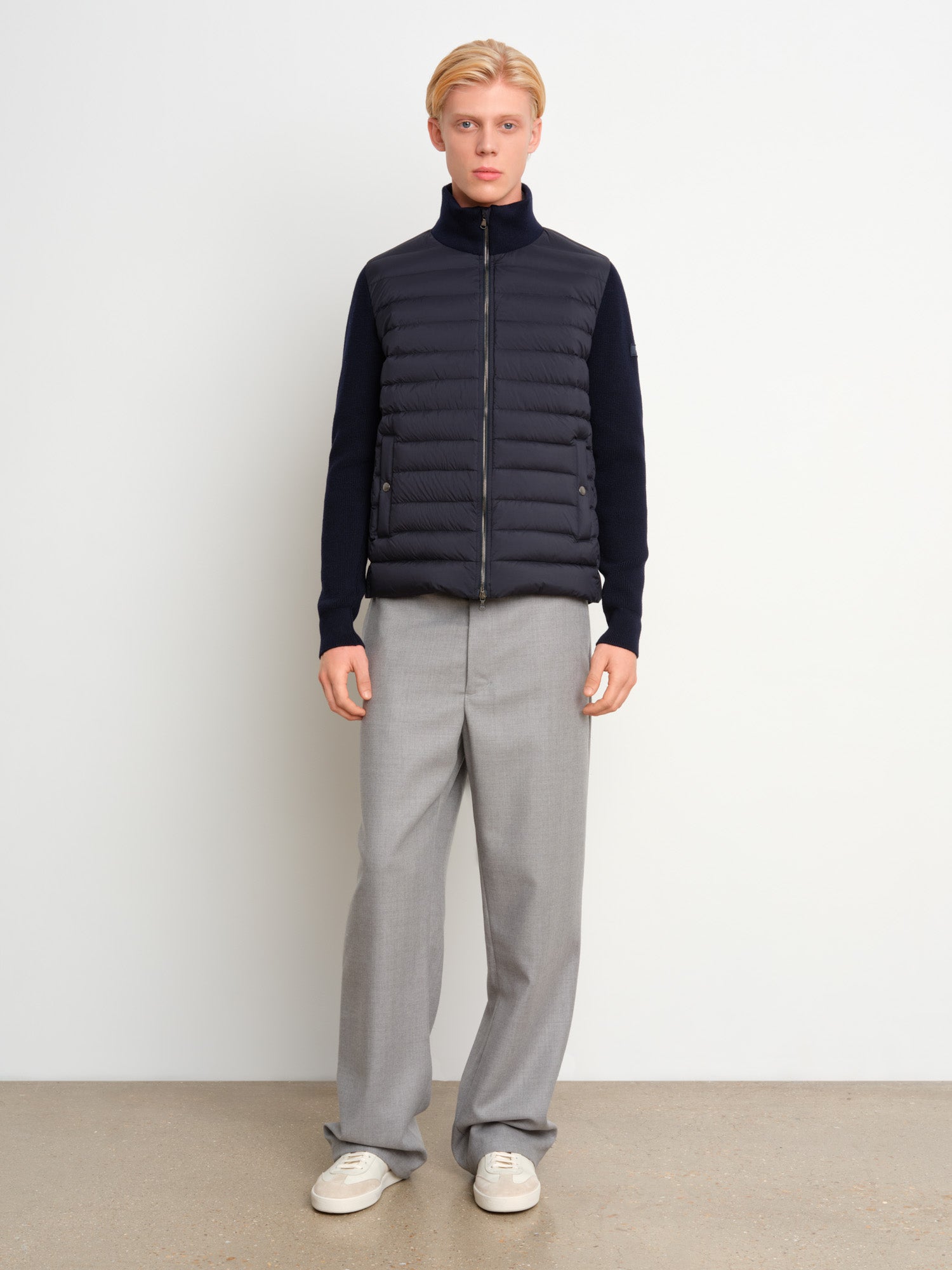 モデル身長187cm、着用サイズ3、着用カラーNAVY