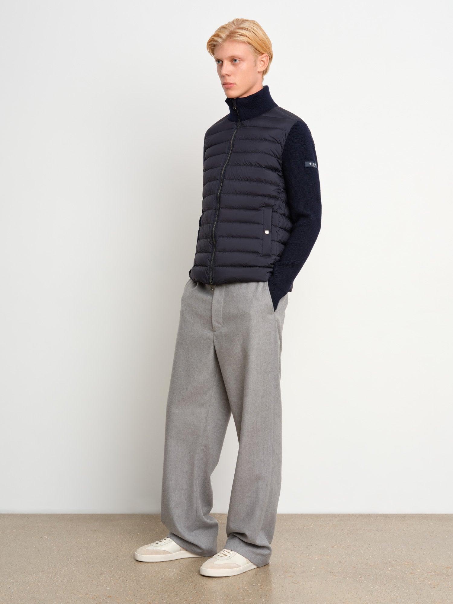 モデル身長187cm、着用サイズ3、着用カラーNAVY