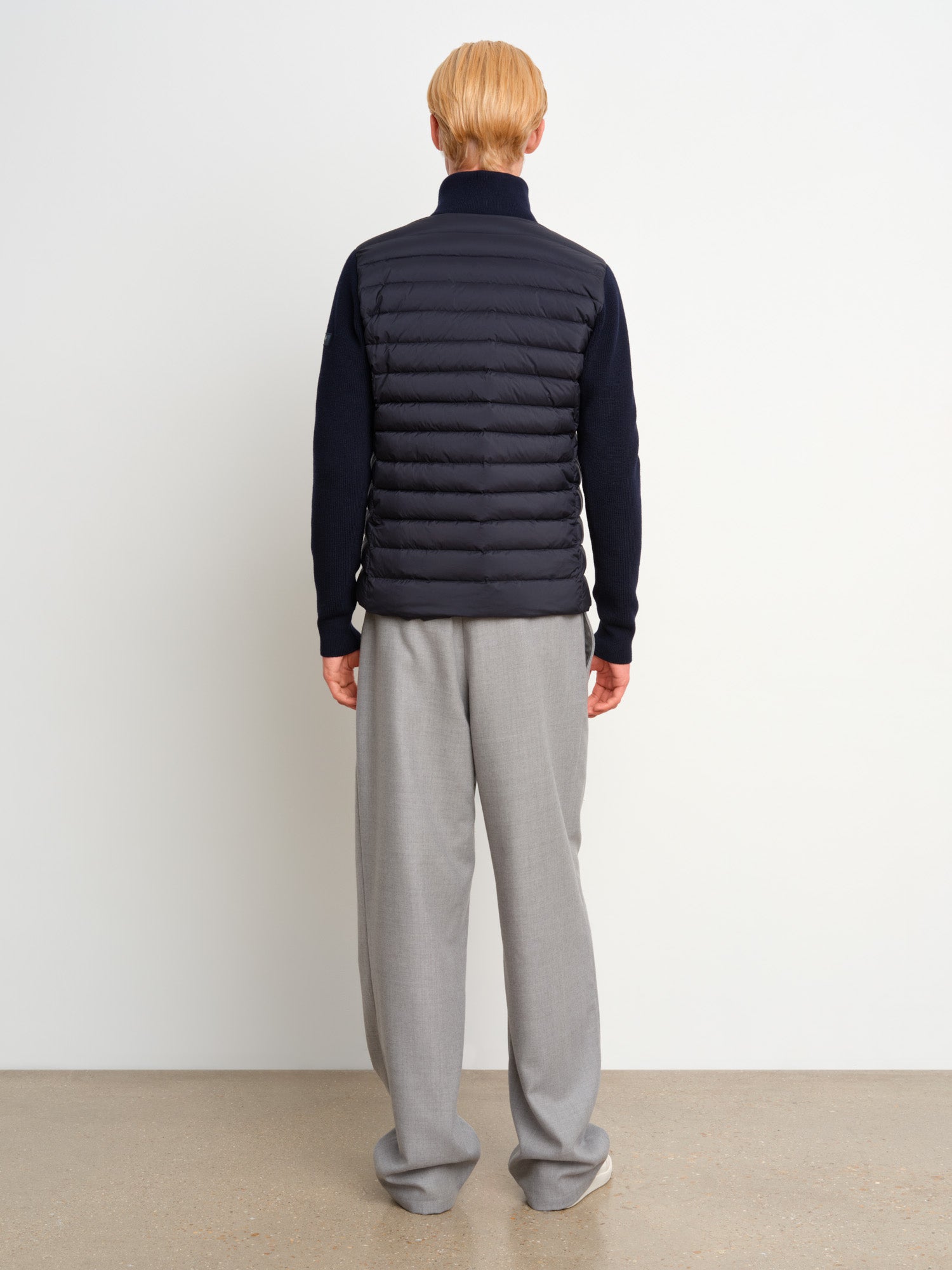 モデル身長187cm、着用サイズ3、着用カラーNAVY