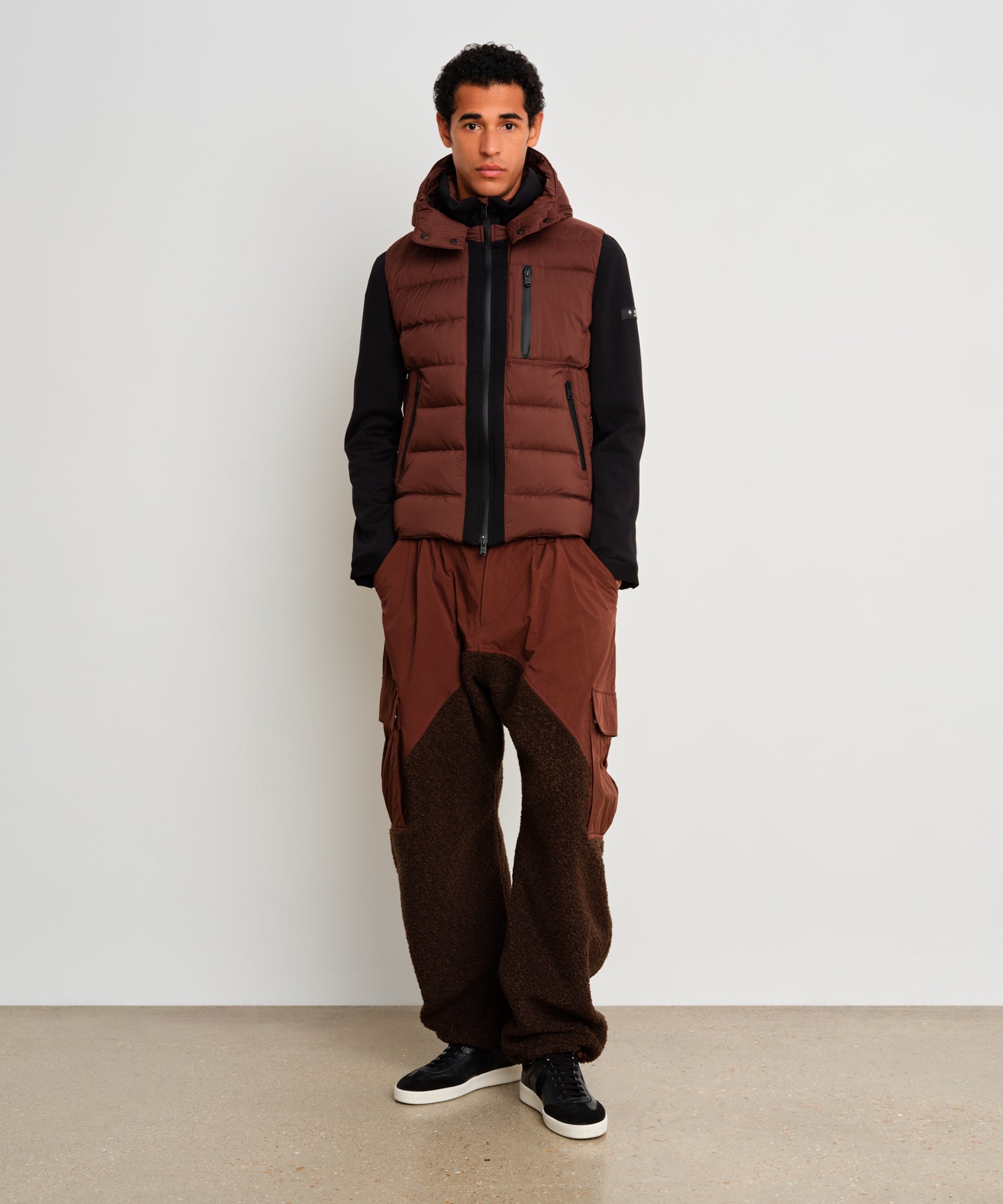 モデル身長187cm、着用サイズ3、着用カラーBROWN