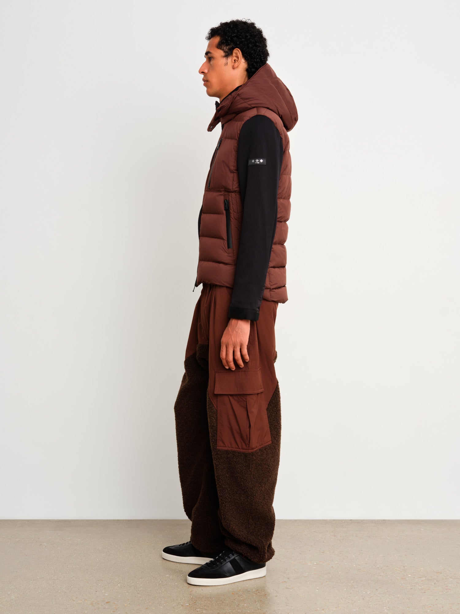 モデル身長187cm、着用サイズ3、着用カラーBROWN
