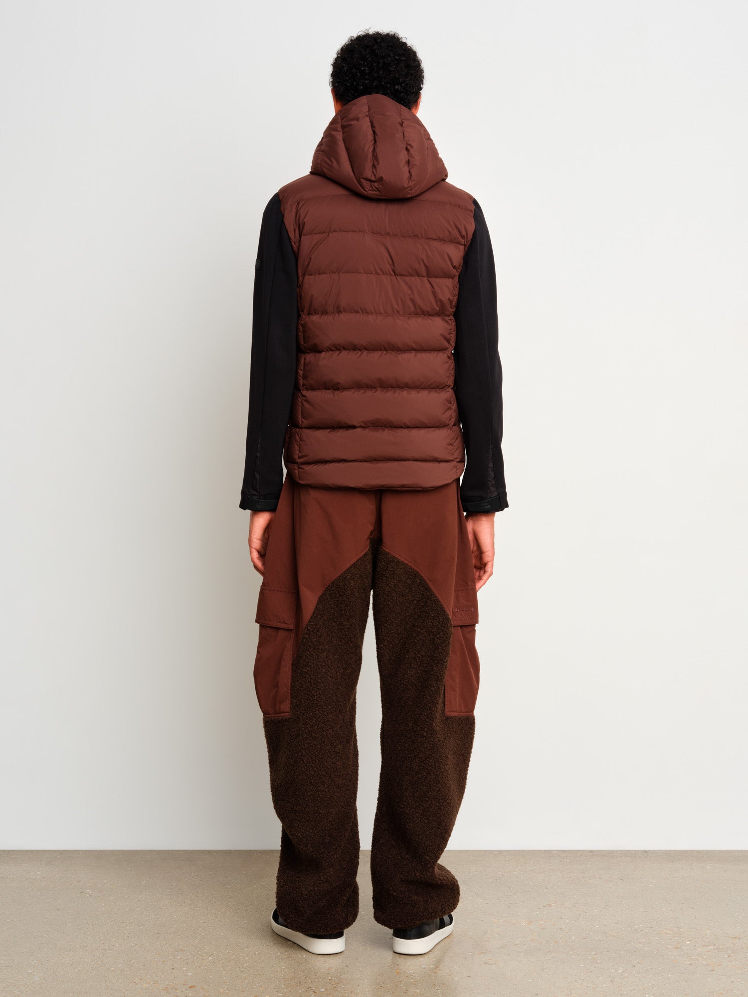 モデル身長187cm、着用サイズ3、着用カラーBROWN