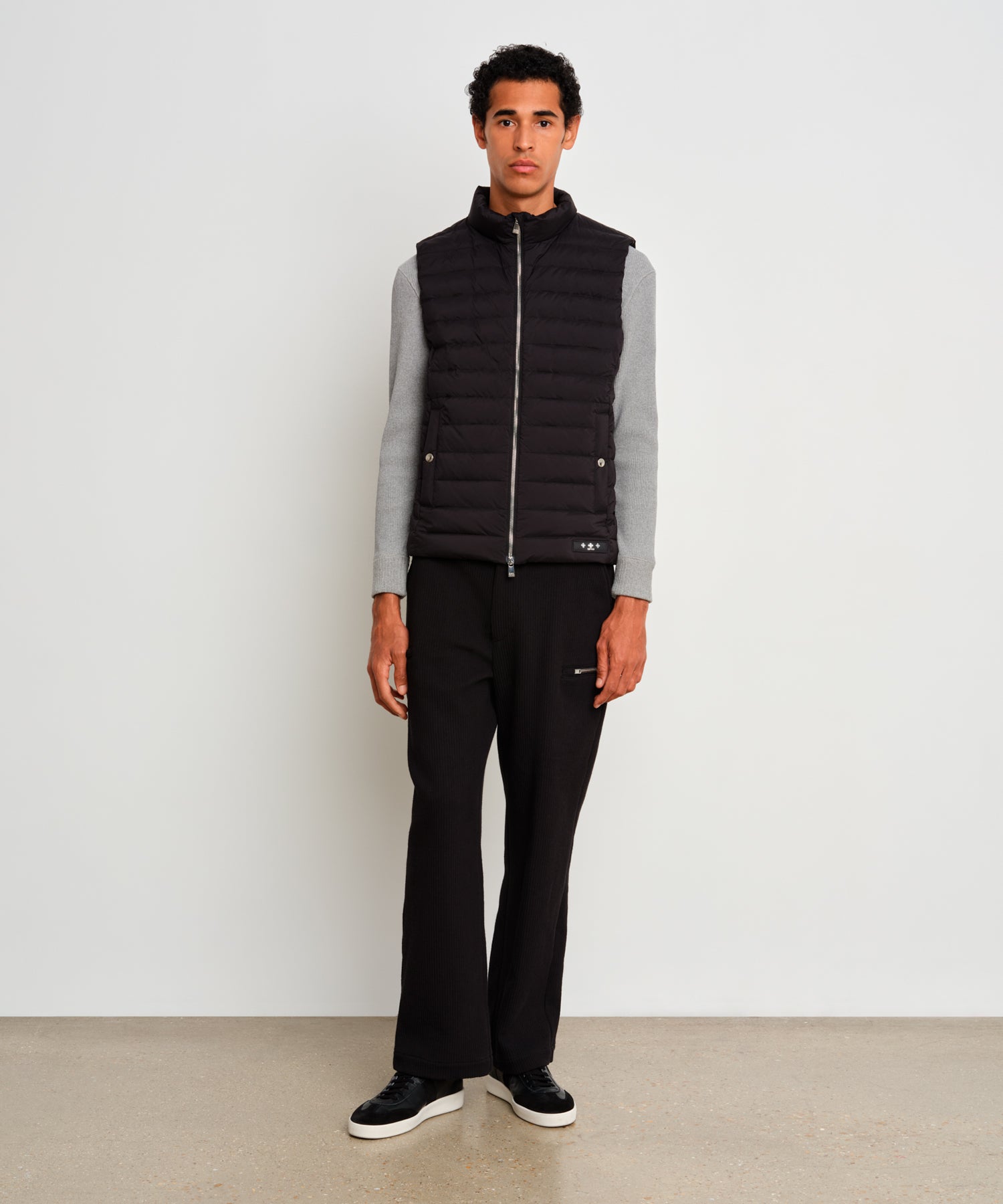 モデル身長187cm、着用サイズ3、着用カラーBLACK