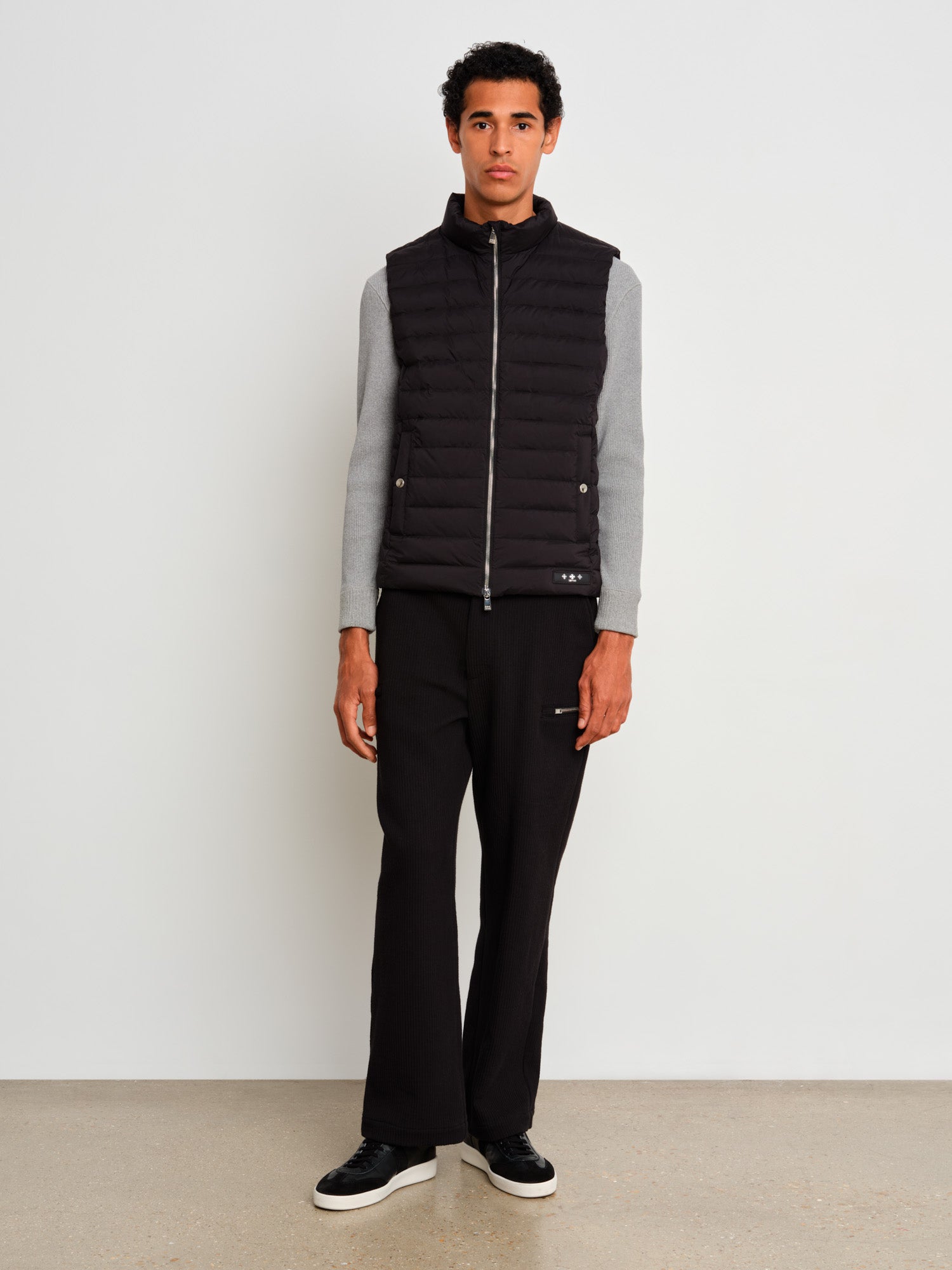 モデル身長187cm、着用サイズ3、着用カラーBLACK