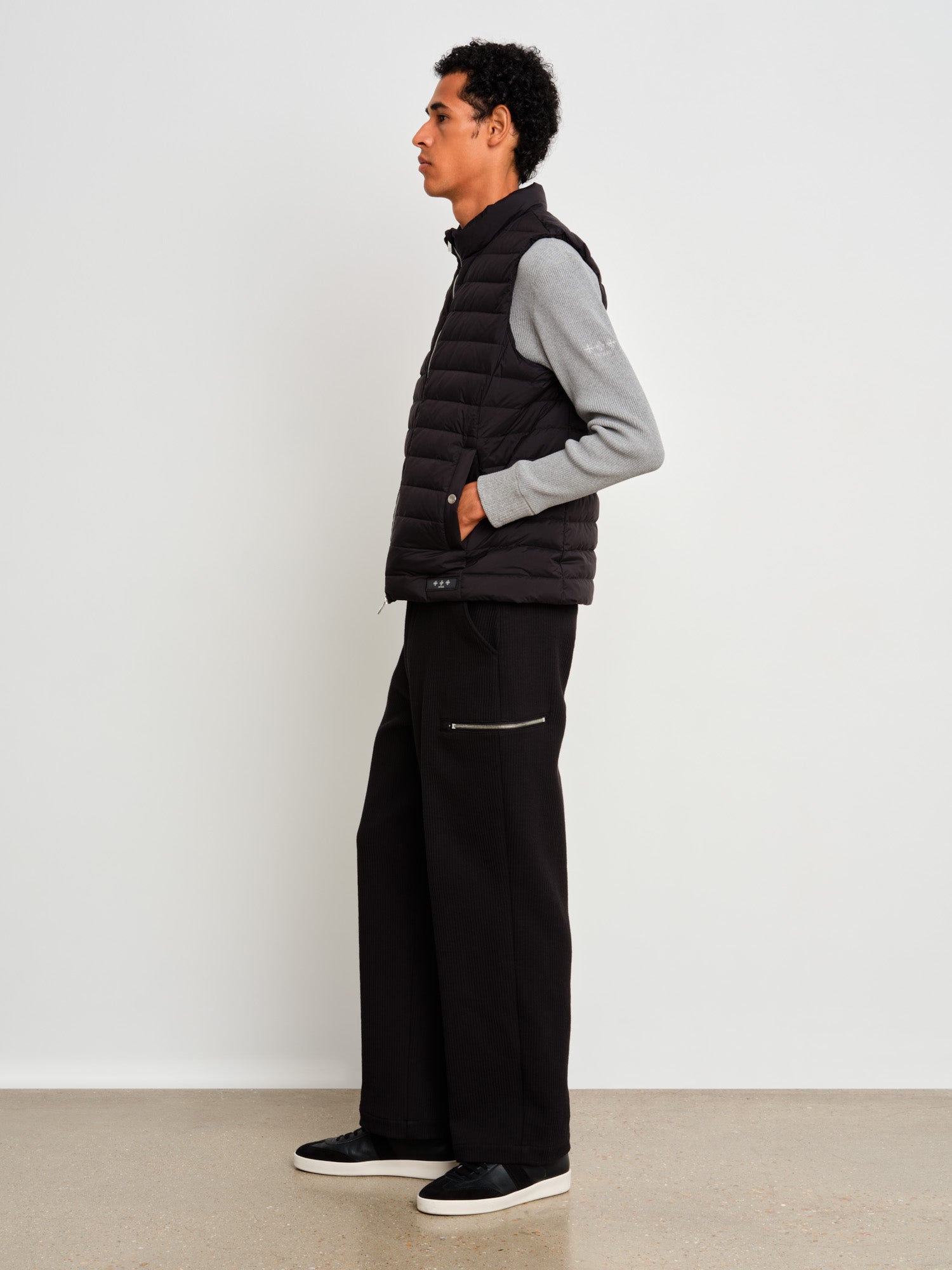 モデル身長187cm、着用サイズ3、着用カラーBLACK