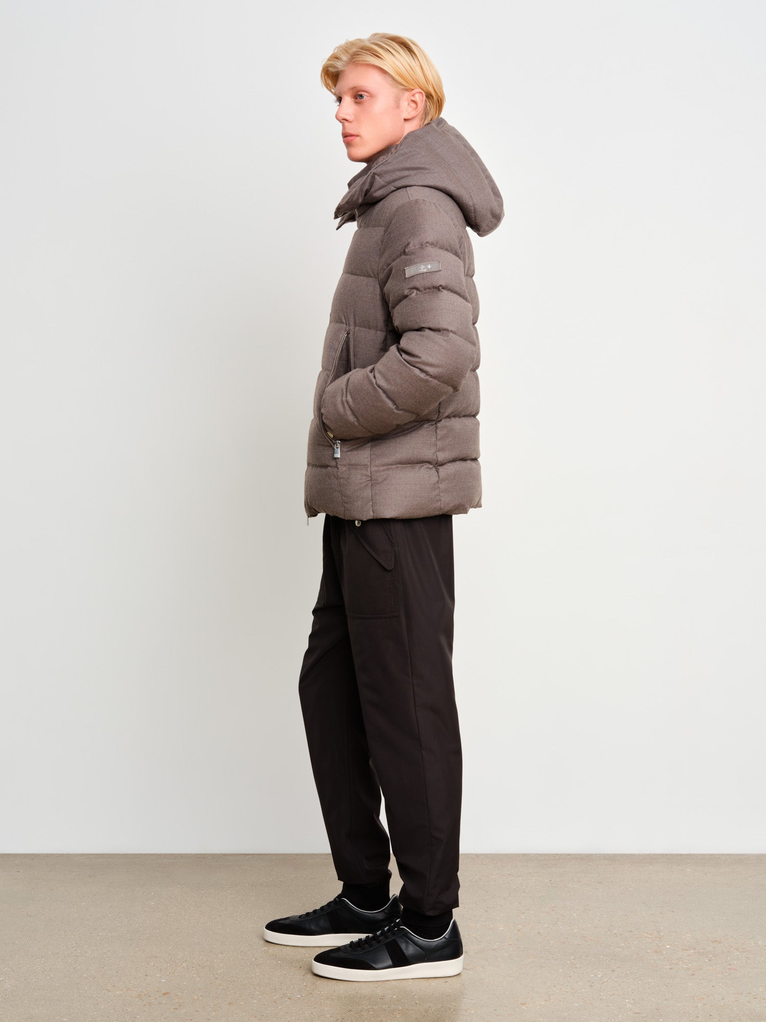 モデル身長187cm、着用サイズ3、着用カラーMOCHA