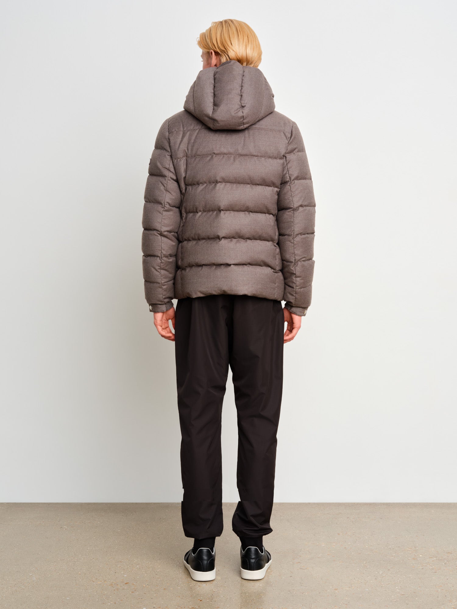 モデル身長187cm、着用サイズ3、着用カラーMOCHA