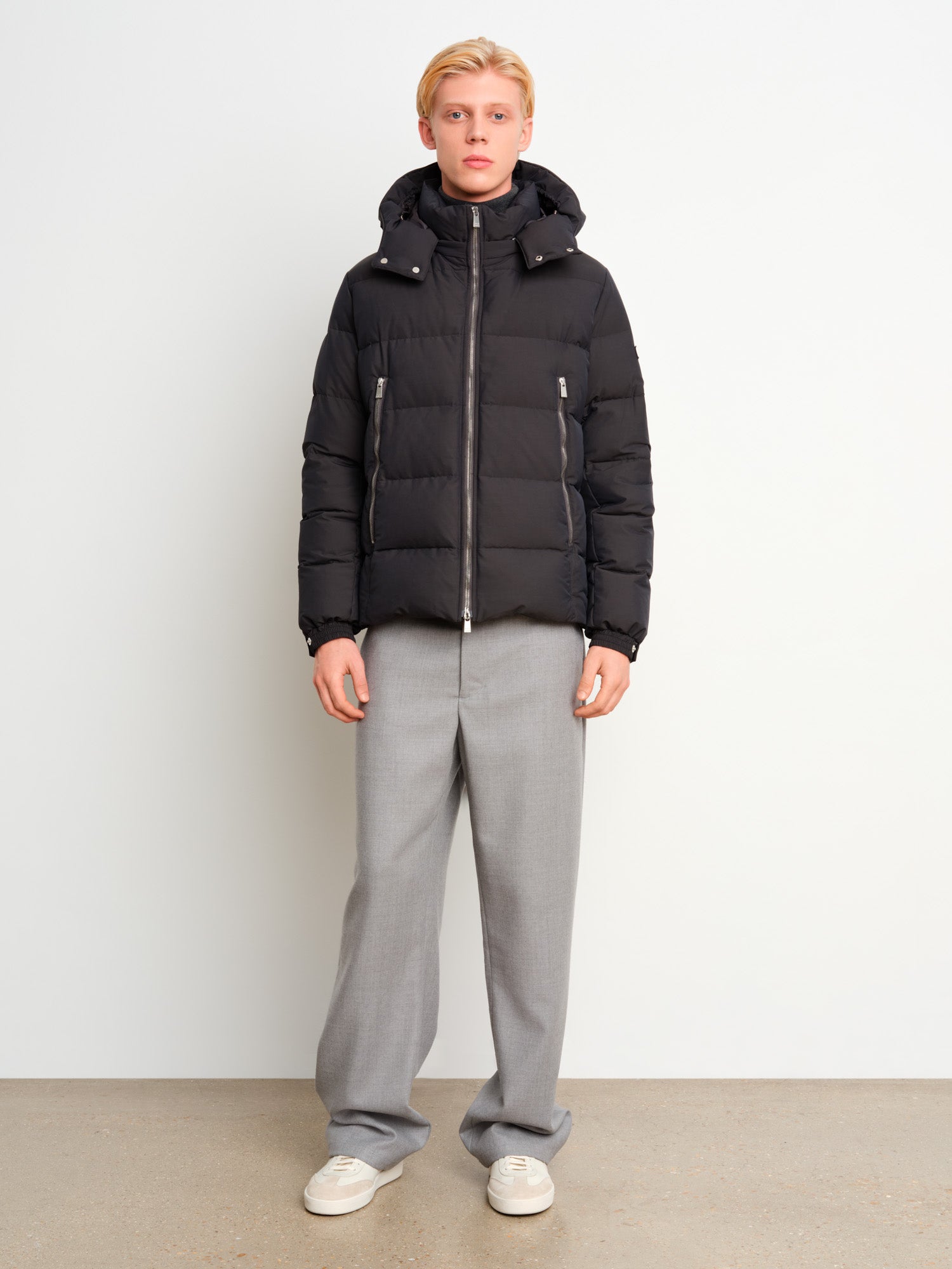 モデル身長187cm、着用サイズ3、着用カラーC.GRAY