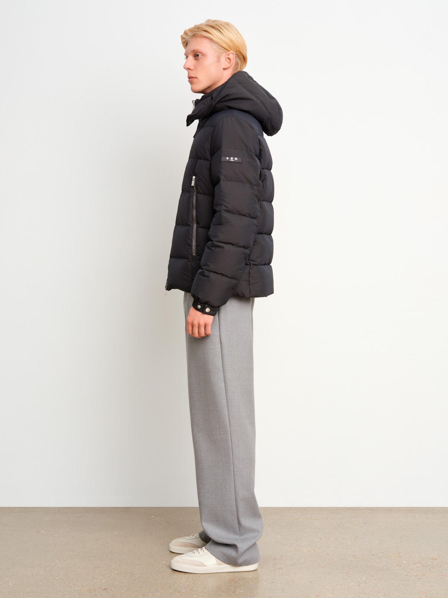 モデル身長187cm、着用サイズ3、着用カラーC.GRAY