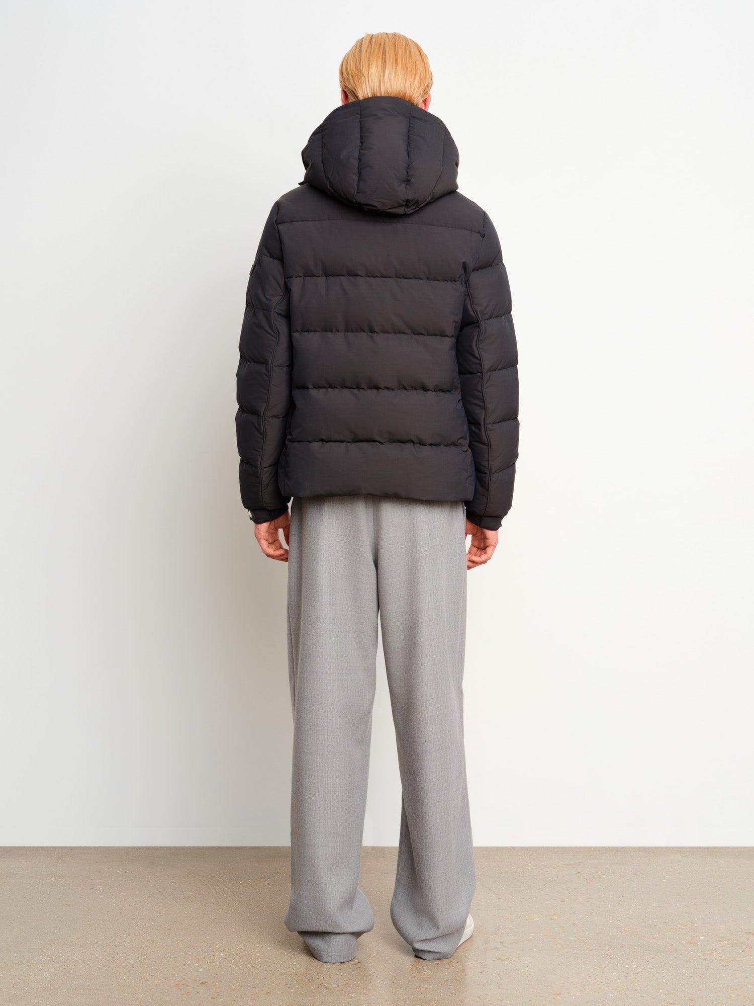 モデル身長187cm、着用サイズ3、着用カラーC.GRAY