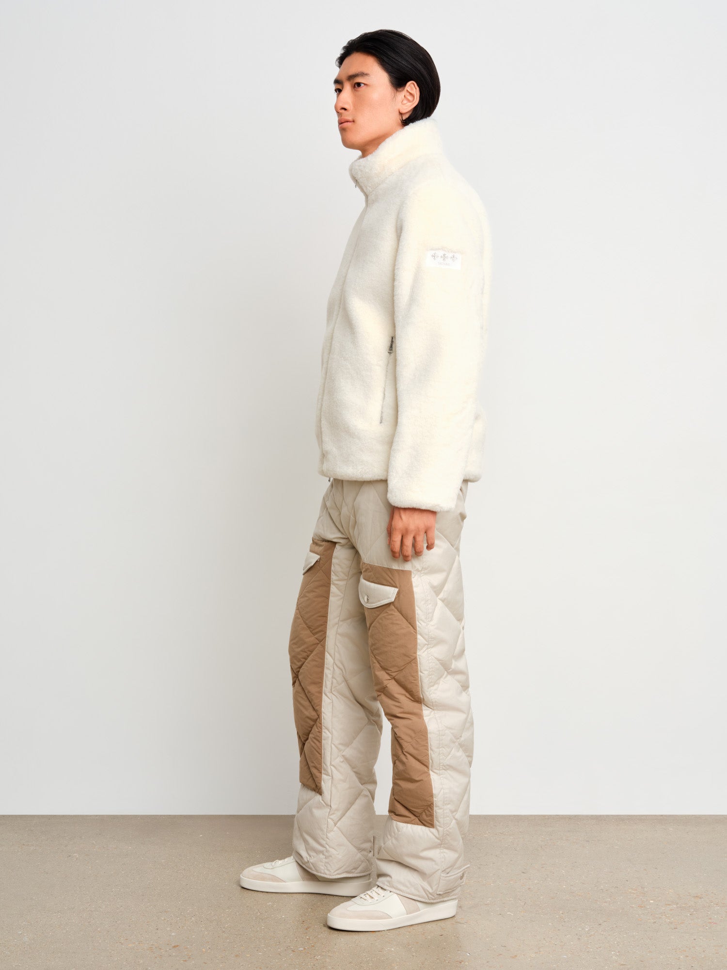 モデル身長187cm、着用サイズ3、着用カラーWHITE