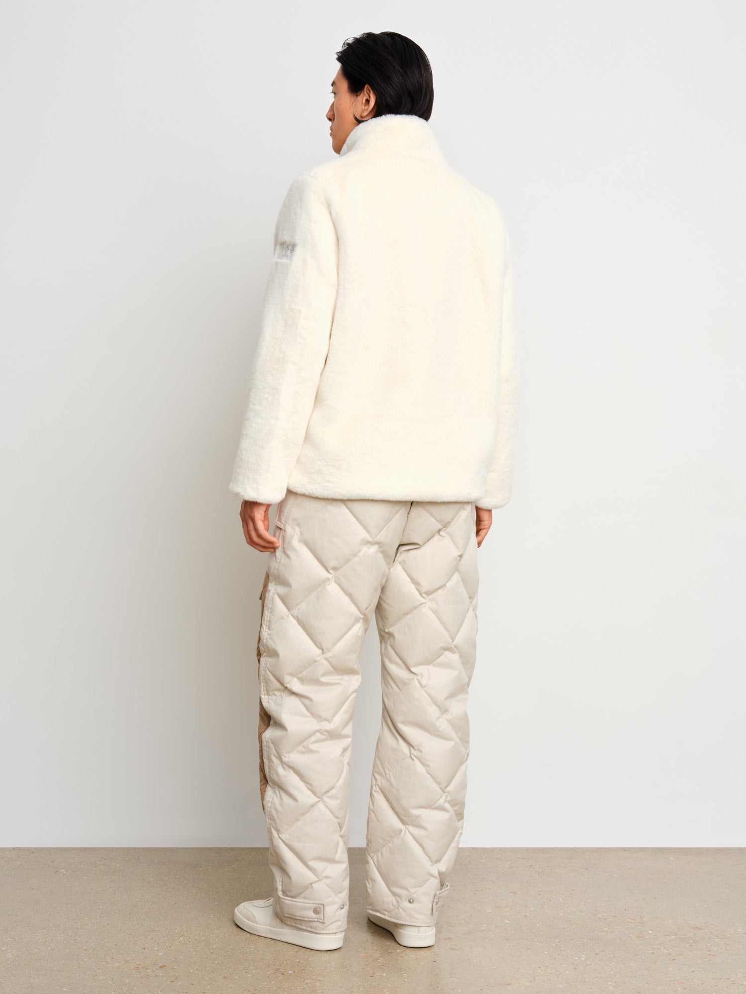 モデル身長187cm、着用サイズ3、着用カラーWHITE