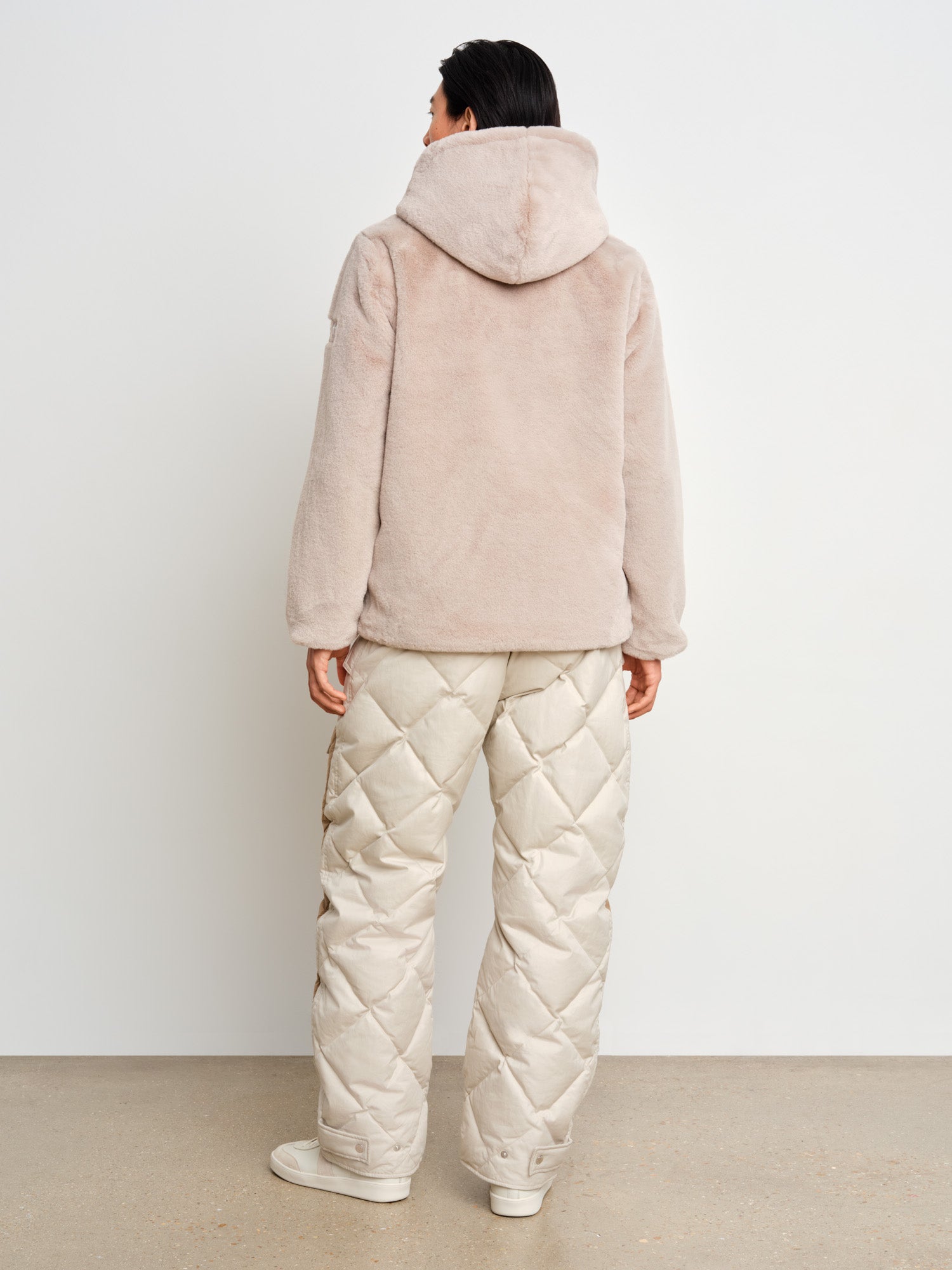 モデル身長187cm、着用サイズ3、着用カラーL.GRAY