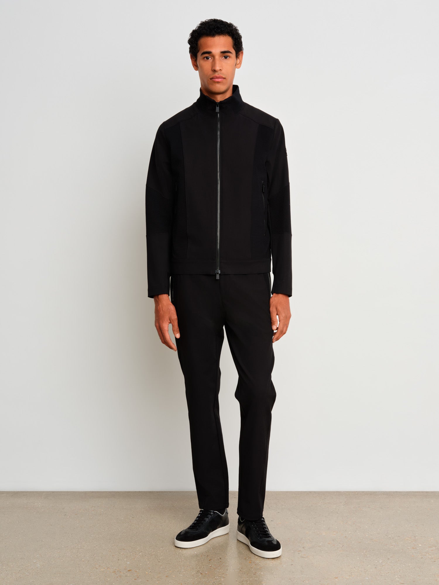 モデル身長187cm、着用サイズ3、着用カラーBLACK