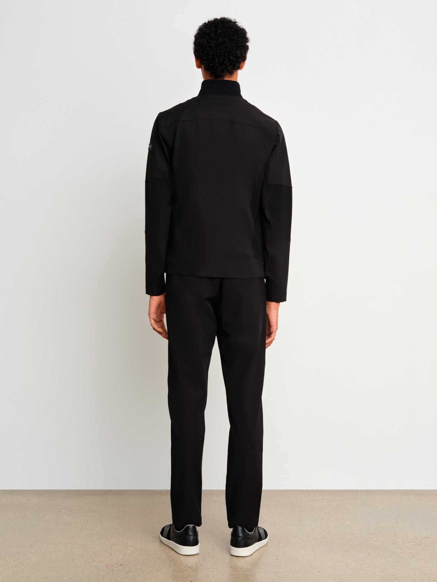 モデル身長187cm、着用サイズ3、着用カラーBLACK