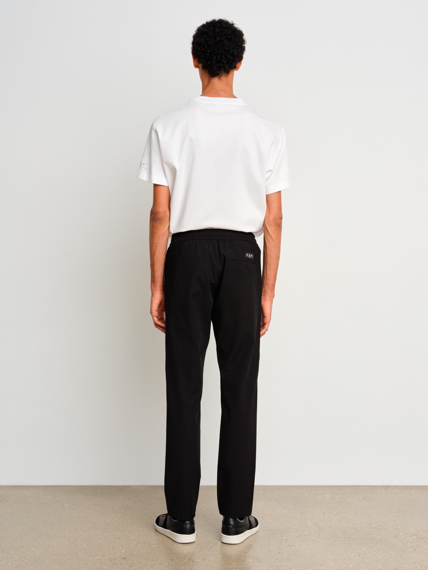 モデル身長187cm、着用サイズ3、着用カラーBLACK