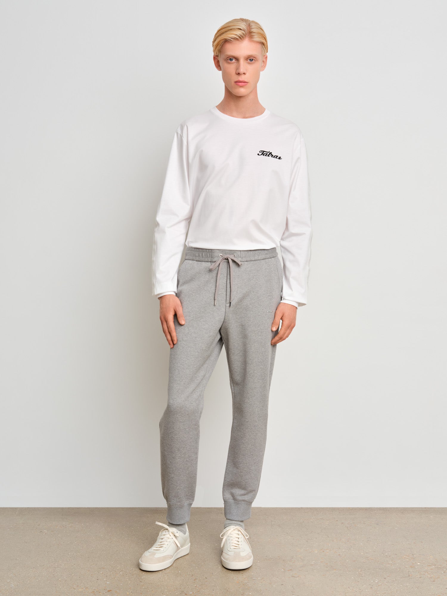 モデル身長187cm、着用サイズ3、着用カラーGRAY