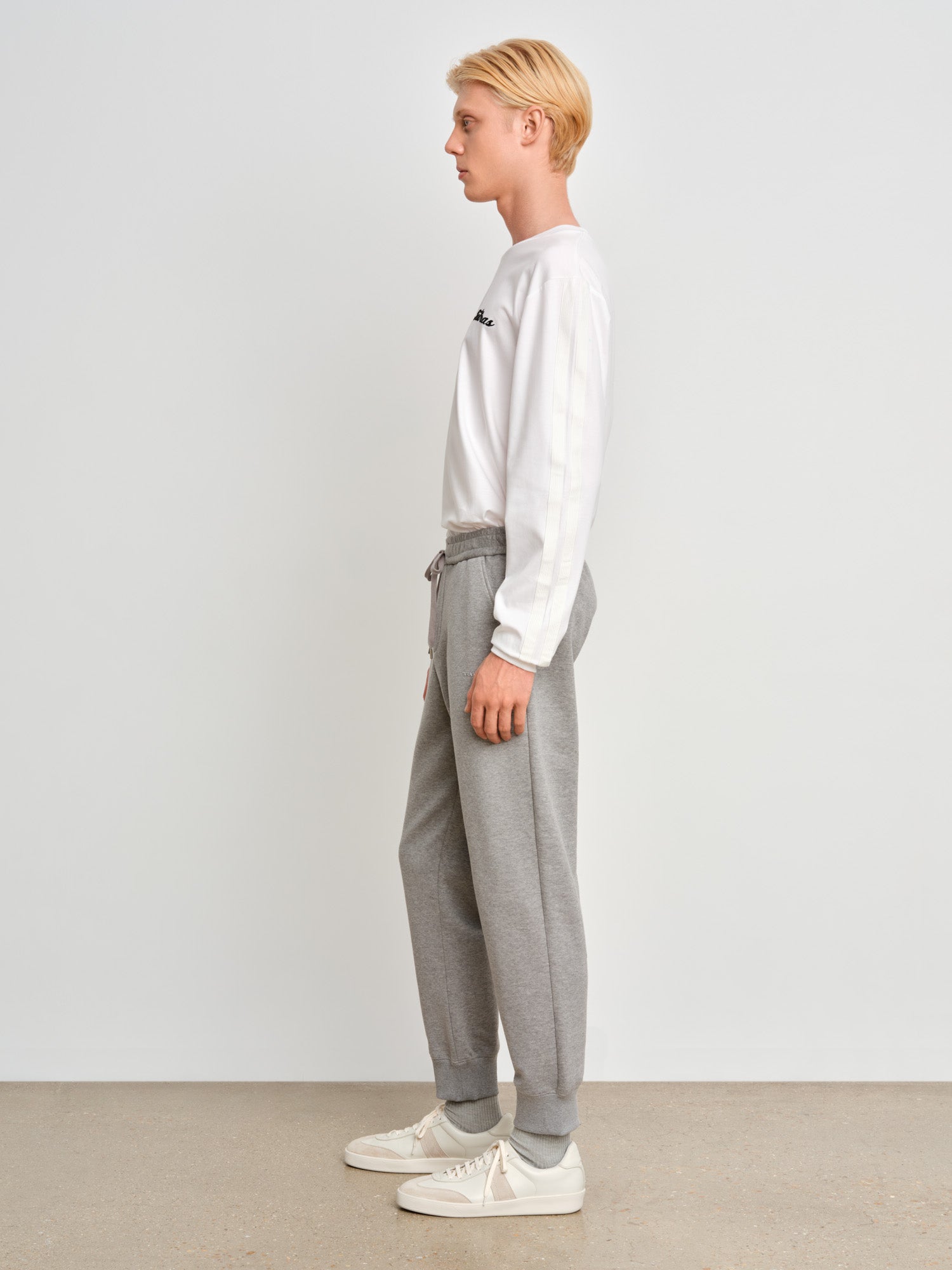 モデル身長187cm、着用サイズ3、着用カラーGRAY