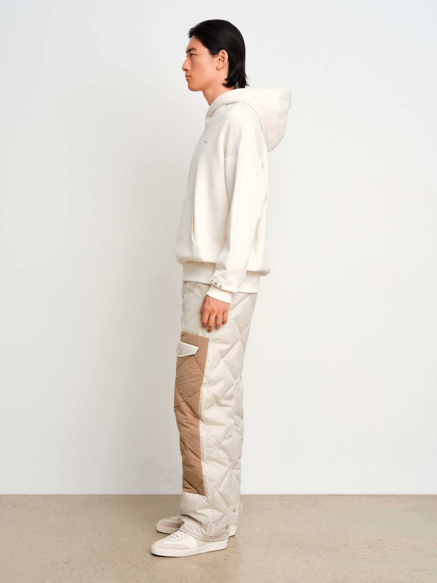 モデル身長187cm、着用サイズ3、着用カラーWHITE