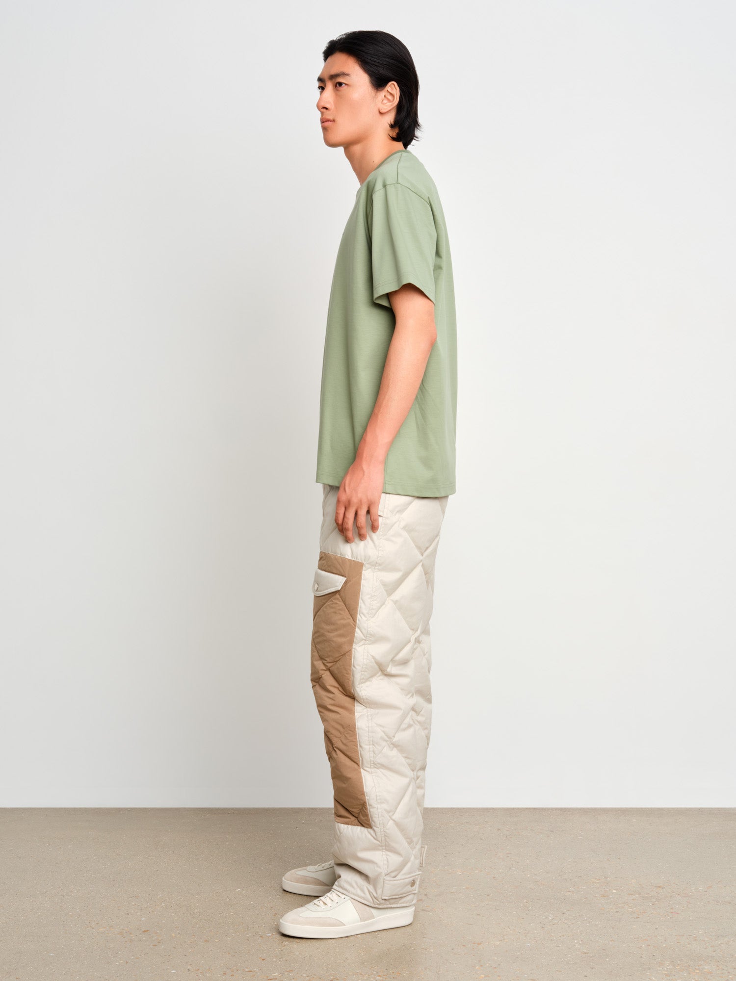 モデル身長187cm、着用サイズ3、着用カラーGREEN