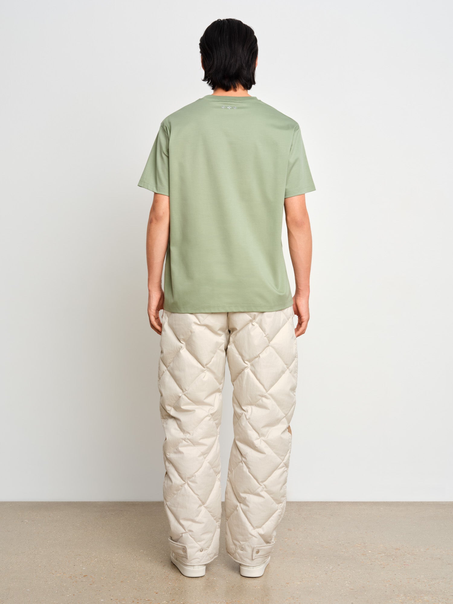 モデル身長187cm、着用サイズ3、着用カラーGREEN