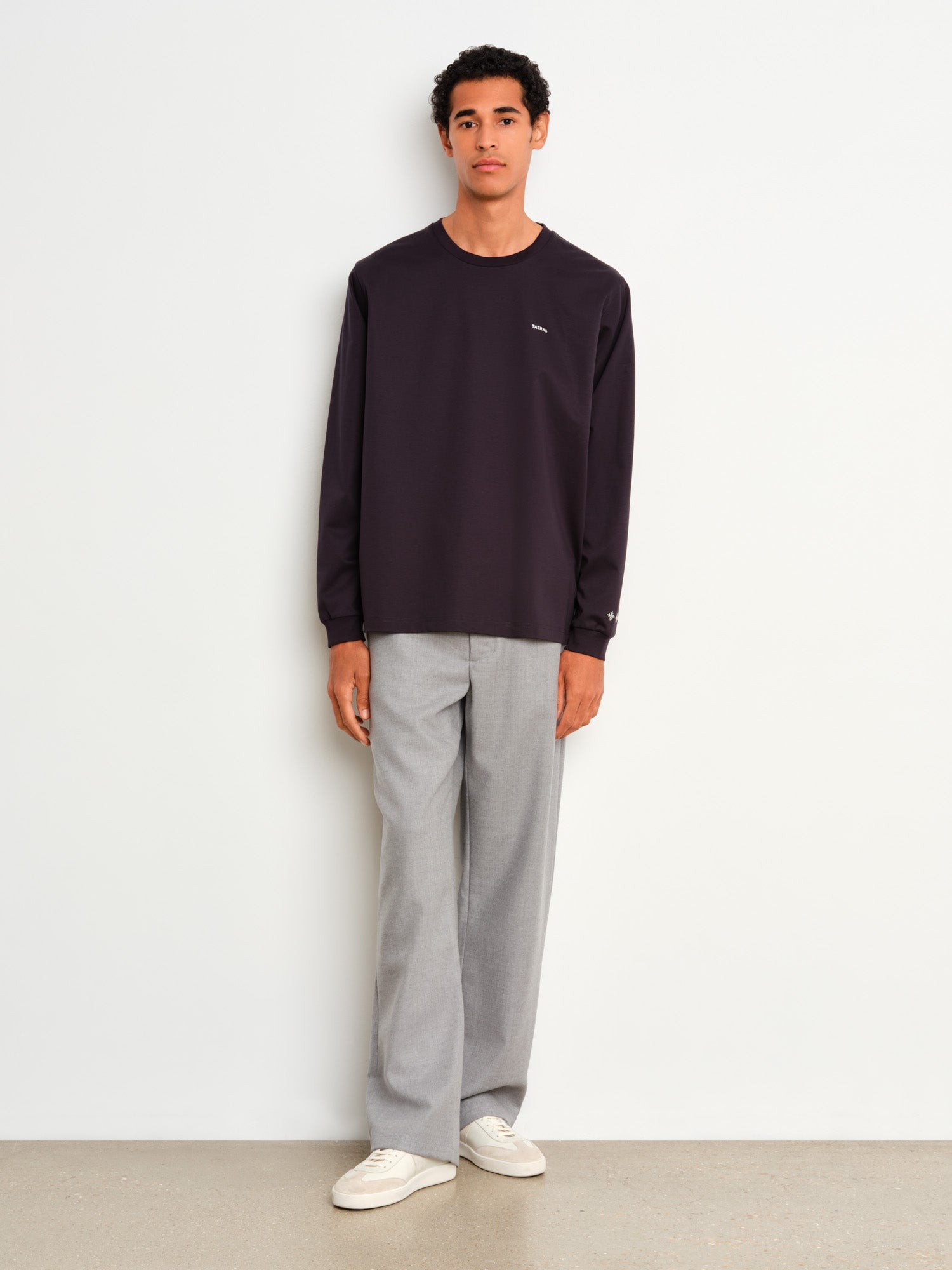 モデル身長187cm、着用サイズ3、着用カラーNAVY