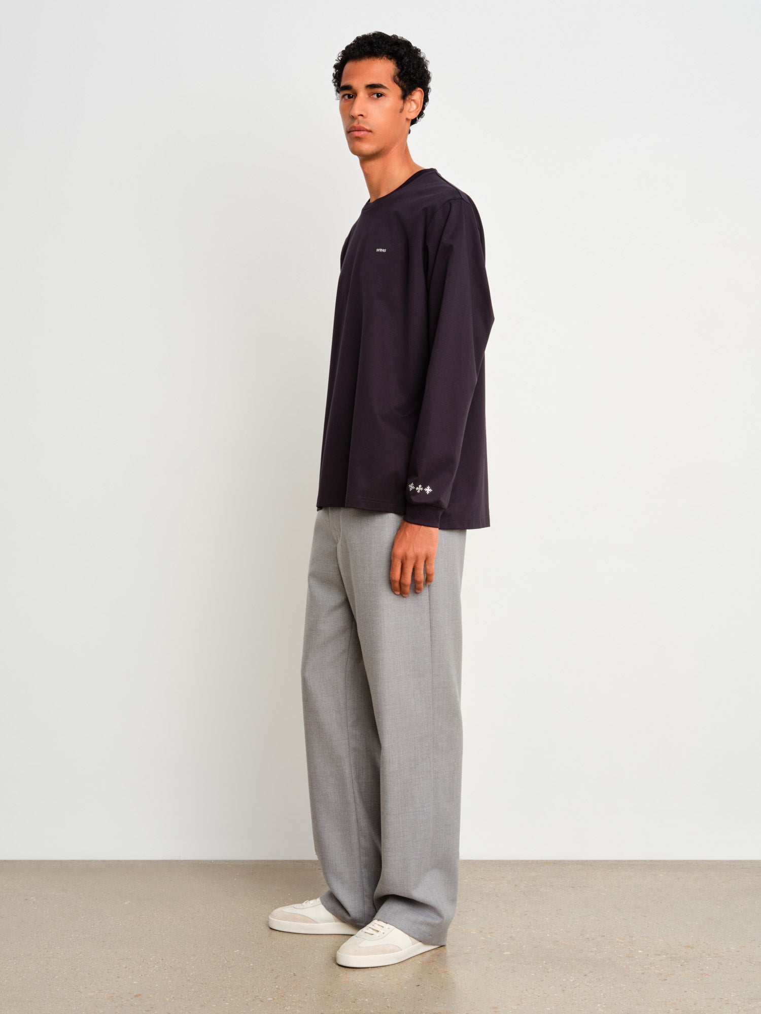 モデル身長187cm、着用サイズ3、着用カラーNAVY