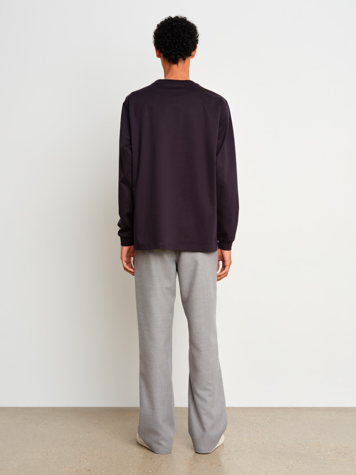 モデル身長187cm、着用サイズ3、着用カラーNAVY