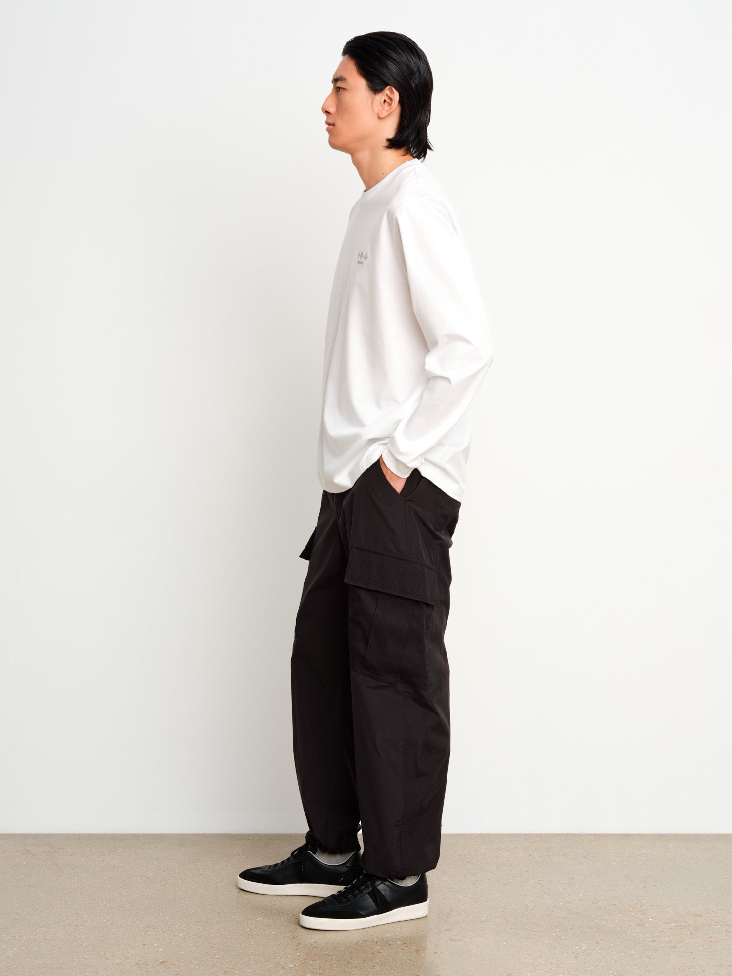 モデル身長187cm、着用サイズ3、着用カラーWHITE